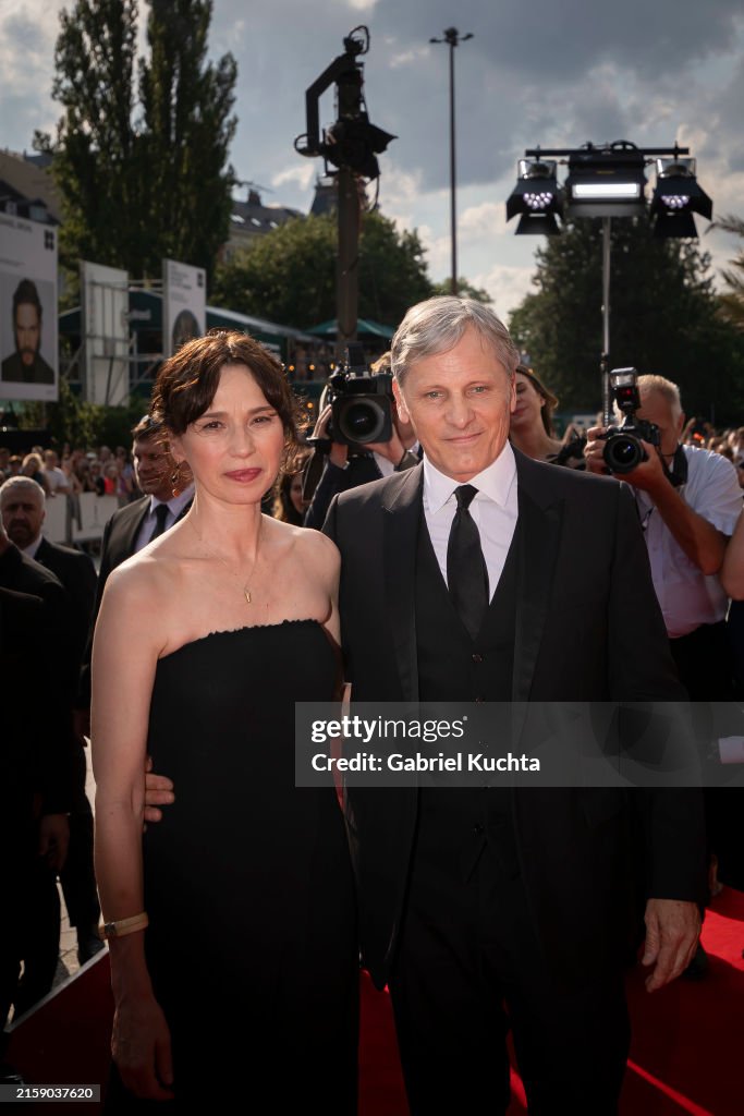 viggo mortensen girlfriend 2024