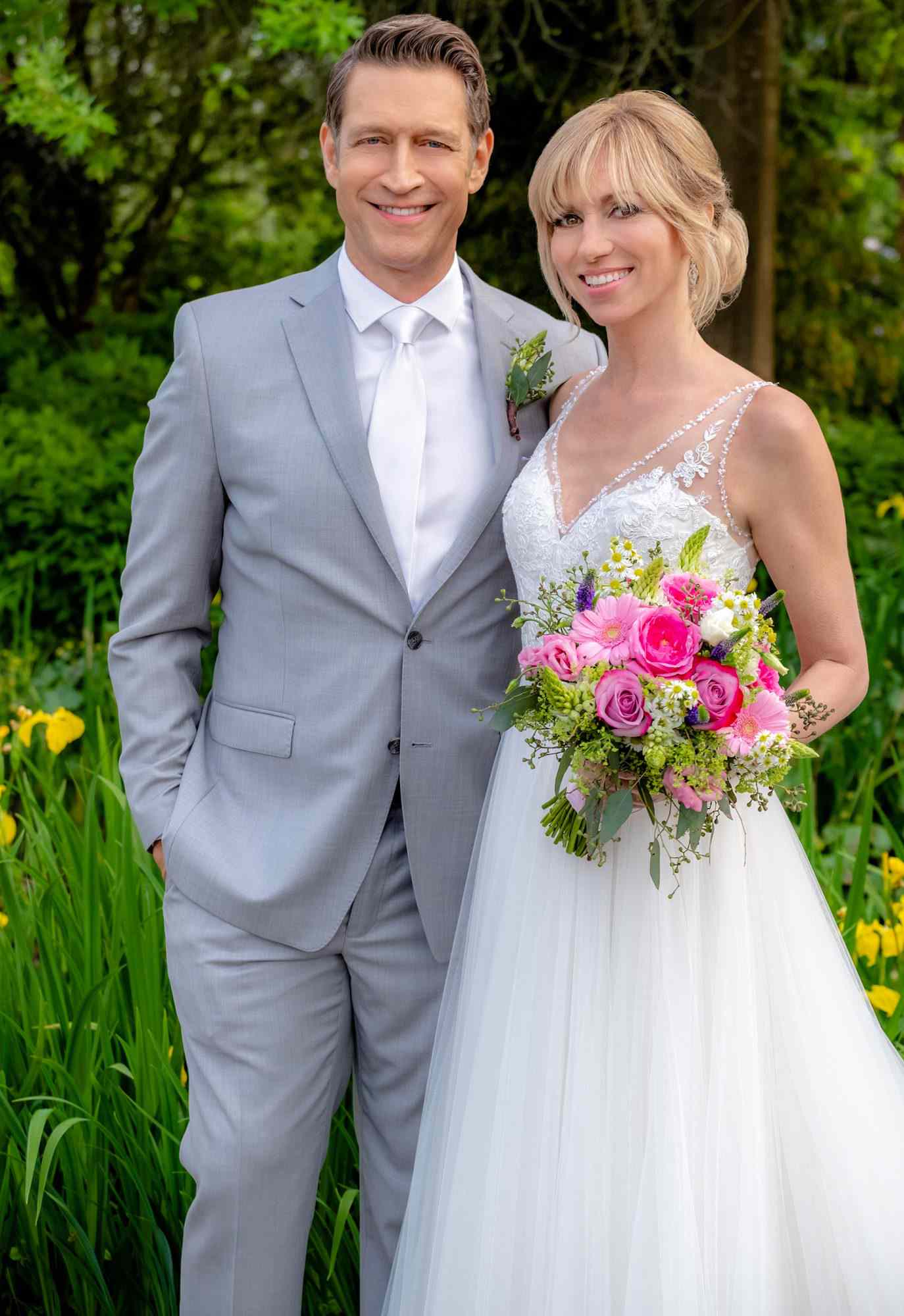 who is debbie gibson married to